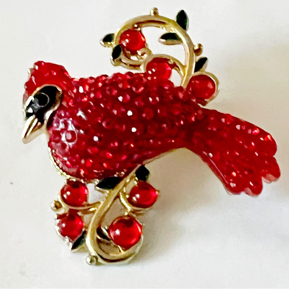 New Vintage-Cardinal on Branch Bird-Gold Tone-Crystal-Pin-Brooch